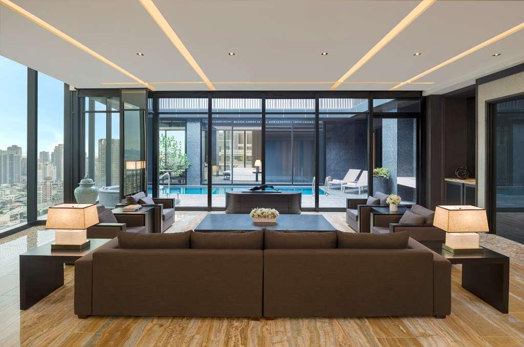 The Lin Hotel Taichung Eksteriør billede The living room of a three-bedroom suite
