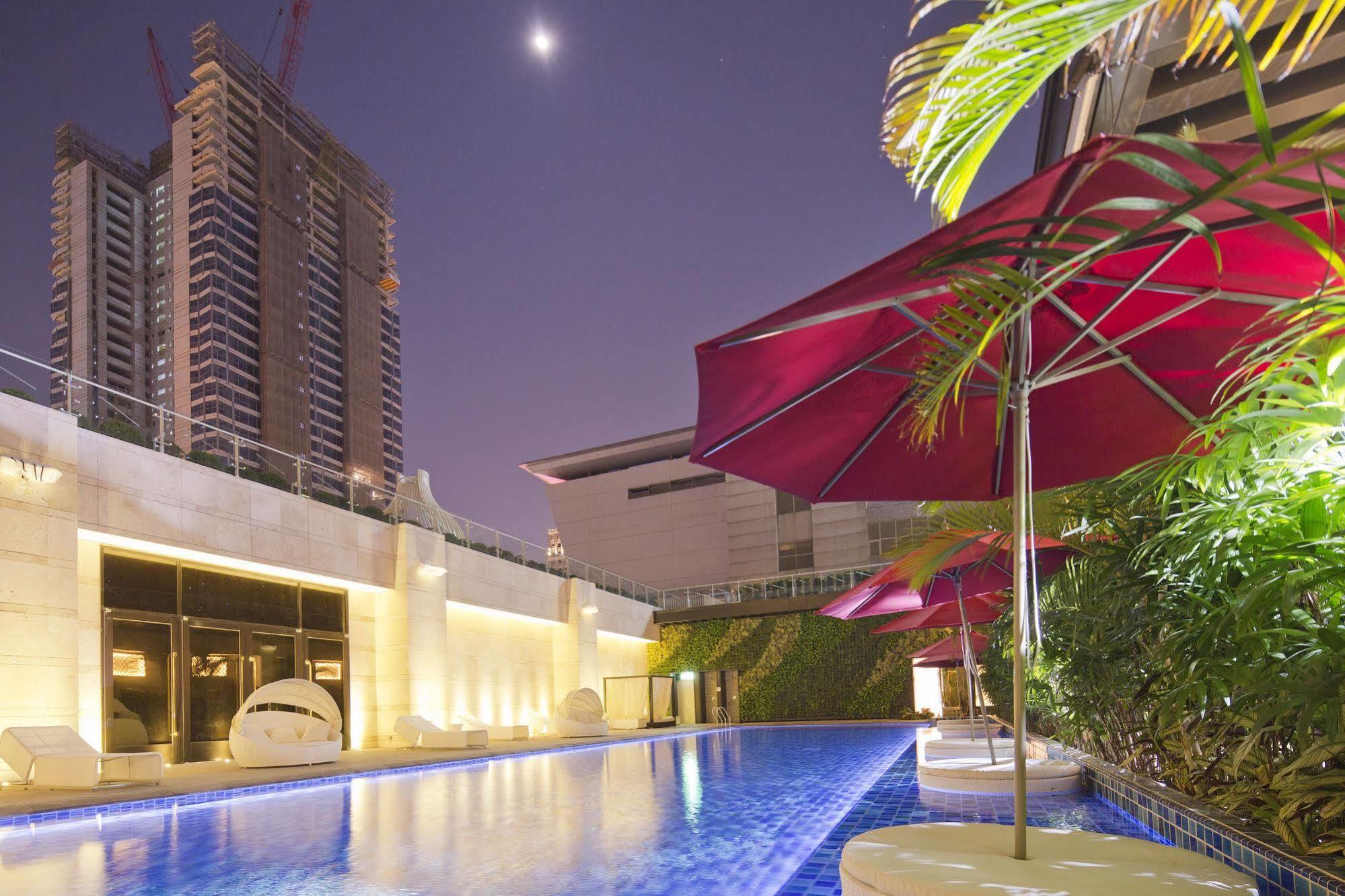 The Lin Hotel Taichung Eksteriør billede The swimming pool at the hotel