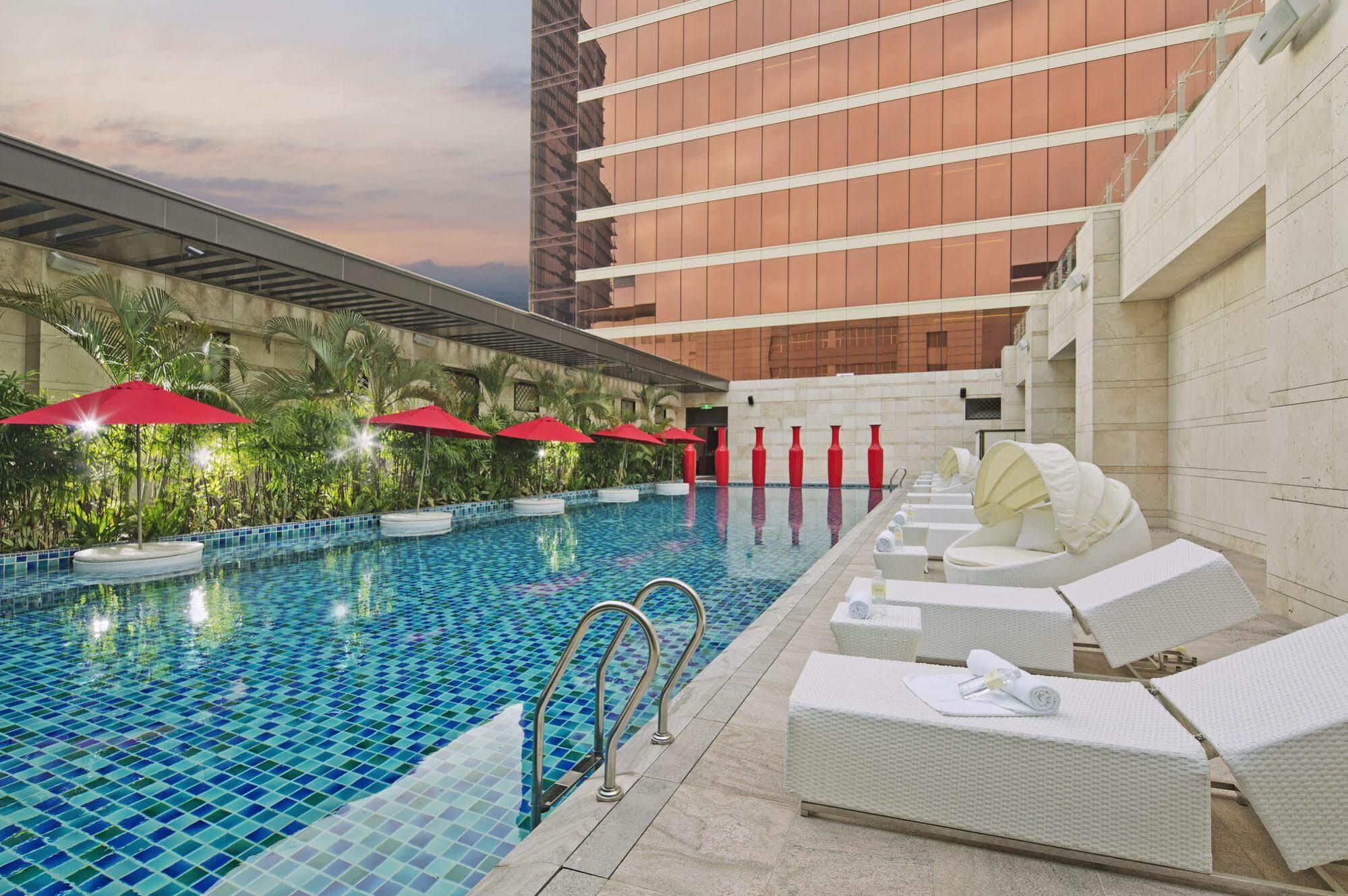 The Lin Hotel Taichung Eksteriør billede The swimming pool at the hotel